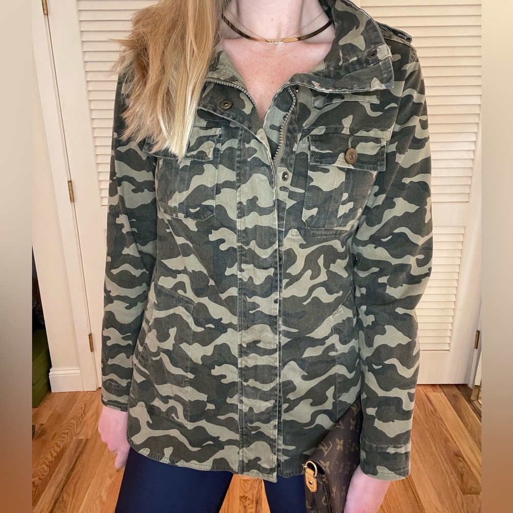 Camo zip up shacket, full zip front, front pocket and shoulder detail